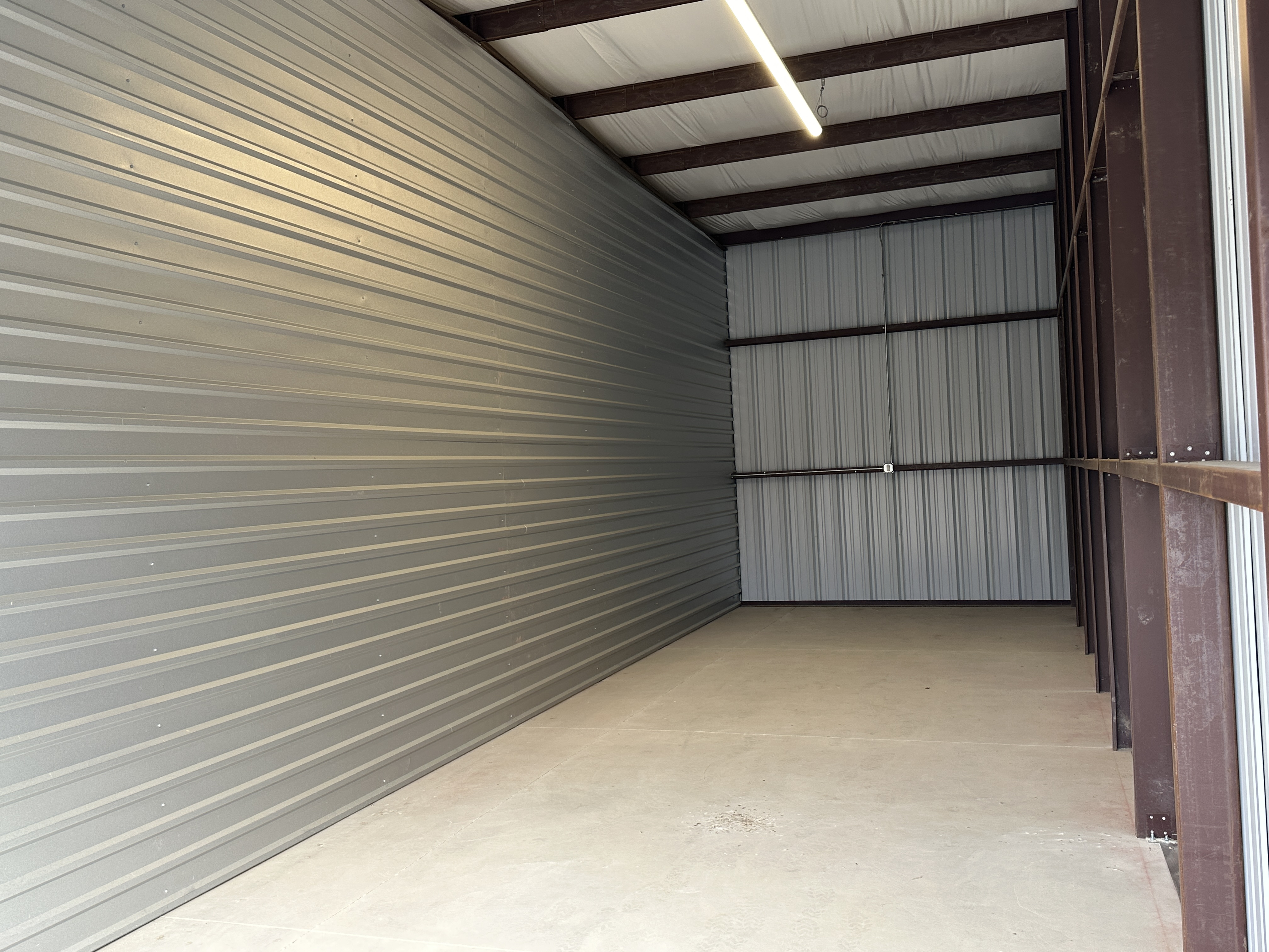 high bay units 12 x 40 with lighting and outlets